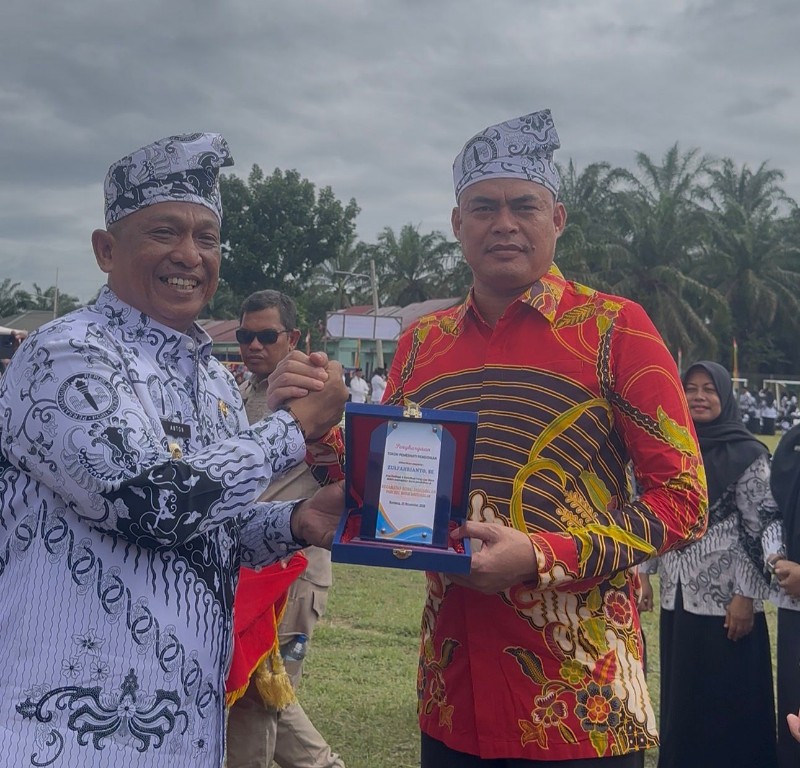 Konsisten Selama 13 Tahun, Zulfahrianto, S.E Terima Penghargaan Sebagai Tokoh Pemerhati Pendidikan Kecamatan Bonai Darussalam
